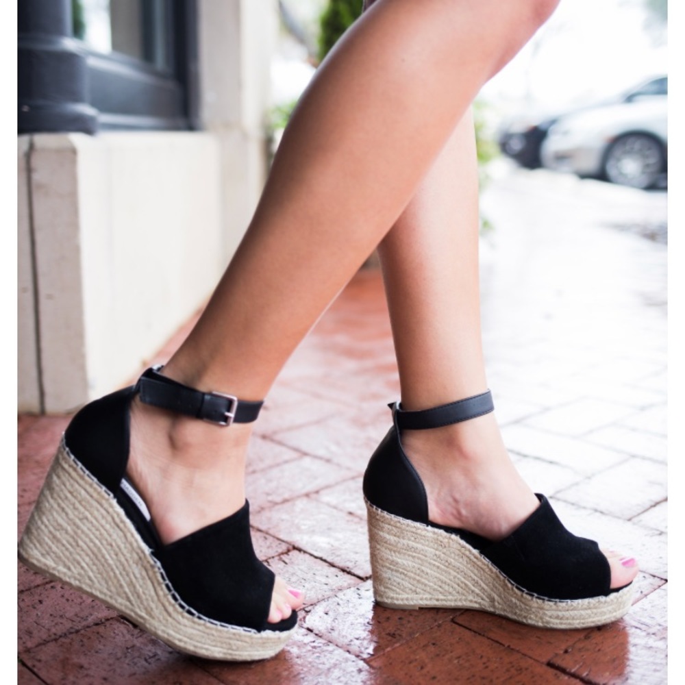 LIKE NEW STEVE MADDEN JAYLEN WEDGE